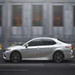 El Toyota Camry 2015 es otro de los vehículos más fiables en el mercado de autos usados, con una calificación de fiabilidad de 90 sobre 100. Si el Lexus ES está fuera de tu presupuesto, este modelo de Toyota, que se puede conseguir por alrededor de $13,000, ofrece características similares a un precio mucho más accesible. Los propietarios valoran enormemente su experiencia de conducción, destacando su estabilidad y confort. Además, el Camry 2015 cuenta con varias características de seguridad y tecnología, lo que lo convierte en una opción excelente para quienes buscan un coche fiable y asequible para el día a día.