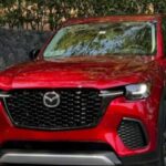 Mazda ha intentado dar el salto al segmento premium con los modelos CX-70 y CX-90 (PHEV), pero su fiabilidad ha dejado mucho que desear. Con una puntuación de solo 18 sobre 100 en los informes de Consumer Reports, estos SUV híbridos han sufrido problemas serios, como la pérdida repentina de potencia y fallos completos de la batería. Además, ya se han emitido retiradas del mercado debido a fallos en el software de control del tren motriz y fallos tempranos de la bomba de agua. Los compradores que esperaban la tradicional fiabilidad japonesa se han visto decepcionados por estos problemas, lo que ha empañado la reputación de la marca en el sector de los SUV premium.