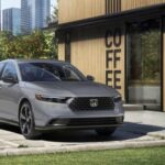 El Honda Accord comparte la misma filosofía de fiabilidad que el Camry, pero con un toque adicional de disfrute al volante. Los motores de Honda, especialmente sus motores de cuatro cilindros aspirados naturalmente, son conocidos por su entrega suave de potencia y su durabilidad a largo plazo.

Los propietarios de un Accord reportan pocos problemas a lo largo de los años, con un mantenimiento rutinario y cuidado adecuado. Este modelo ha sido uno de los favoritos durante más de tres décadas, y no es raro ver Accords con más de 300,000 kilómetros aún funcionando perfectamente.