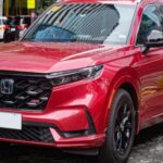 Los compact crossovers como el Toyota RAV4 y el Honda CR-V siguen siendo enormemente populares debido a su versatilidad y facilidad de uso. Dominan los garajes suburbanos por su capacidad para manejar diversas tareas cotidianas. Sin embargo, la experiencia de conducción puede sentirse insípida, especialmente cuando están completamente cargados. Los interiores son funcionales, pero carecen de la personalidad y el refinamiento que ofrecen algunos rivales más distintivos. En resumen, estos modelos no logran destacar en un segmento saturado de opciones más interesantes, haciendo que muchos compradores reconsideren si realmente vale la pena el precio.