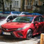 El Camry ahora se vende exclusivamente como híbrido, con 48 mpg y gran confiabilidad. Mantiene el confort y la practicidad del sedán mediano mientras mejora la eficiencia, demostrando ingeniería sólida y consistencia histórica.