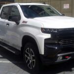 El Chevrolet Silverado 1500 sigue siendo un referente en su segmento. Su nueva cabina ofrece pantalla más grande y mejores materiales.

Destaca por su gama de motores, incluyendo un V8 de 6.2 litros y opción diésel eficiente. Su tecnología de remolque avanzada, con hasta 15 vistas de cámara, la convierte en una excelente opción para quienes frecuentemente tiran trailers o embarcaciones.