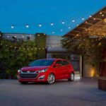 El Chevrolet Spark es conocido por ser un coche pequeño y económico, ideal para quienes buscan un vehículo barato y ágil en la ciudad. Sin embargo, la fiabilidad no es su fuerte. Este compacto suele experimentar fallos de motor y transmisión antes de alcanzar las 100.000 millas. Aunque su precio inicial es tentador, los frecuentes problemas de rendimiento y la mala calidad de construcción hacen que no sea una opción confiable para quienes buscan durabilidad a largo plazo. A medida que aumentan los costos de reparación, es probable que te arrepientas de no haber invertido en un modelo más robusto.