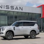 El Nissan Armada 2025 sufrirá una depreciación del 52% en los próximos dos años. Aunque este SUV de tamaño completo presenta un motor V6 turboalimentado que mejora la eficiencia del combustible, su desempeño en comparación con otros vehículos similares sigue siendo inferior. A pesar de su tamaño y capacidad, el Armada no destaca en el segmento de SUVs grandes y se enfrenta a una competencia feroz que ofrece mejores características, lo que lleva a los compradores a buscar otras opciones. Esto provoca que su valor caiga considerablemente en poco tiempo.