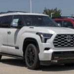 El Toyota Sequoia 2025 es un SUV de gran tamaño que no solo destaca por su espacio y comodidad, sino también por su impresionante retención de valor. Según CarEdge, el Sequoia 2025 retendrá un 85% de su valor después de dos años, una cifra impresionante para un vehículo de su segmento. Su durabilidad y la reputación de Toyota en cuanto a fiabilidad hacen que este modelo sea una inversión a largo plazo. Con una excelente capacidad de remolque y un diseño robusto, es ideal para familias grandes o aventureros que necesitan un vehículo de gran capacidad y con bajo riesgo de depreciación.