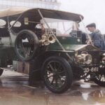 El Rolls-Royce 15 HP fue uno de los primeros frutos del acuerdo entre Charles Rolls y Henry Royce en 1904. Apenas se construyeron seis ejemplares y solo uno ha sobrevivido hasta nuestros días, con un valor estimado superior a los 35 millones de dólares. Este modelo no solo es raro por cifras, sino porque representa el nacimiento de una de las marcas más influyentes del lujo automovilístico. Su ingeniería sencilla pero refinada sentó las bases de la fiabilidad y el silencio mecánico que décadas más tarde se convertirían en sello distintivo de la firma británica.