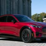 Ford ha logrado destacar en el segmento de vehículos eléctricos con modelos como el Ford Mustang Mach-E y el Ford F-150 Lightning. El Mustang Mach-E 2025 ha recibido muy buenas críticas por su fiabilidad, casi alcanzando las puntuaciones de marcas como Toyota. Este SUV eléctrico se destaca no solo por su fiabilidad, sino también por su rendimiento y tecnología, siendo la versión Mach-E GT una de las más rápidas. A pesar de algunos informes de problemas con el software, estos generalmente se solucionan con actualizaciones inalámbricas. El F-150 Lightning, aunque menos fiable que el Mach-E, también ofrece un buen desempeño y es una opción sólida para quienes buscan un vehículo eléctrico en el segmento de las camionetas.