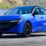 El Nissan Sentra 2026 ha sido completamente renovado y, con un precio base de $23,845, se presenta como una de las opciones más atractivas de su segmento. Este modelo destaca por su pantalla táctil de 12.3 pulgadas, conectividad inalámbrica con Apple CarPlay y Android Auto, y su motor de 2.0 litros que entrega 149 caballos de fuerza. Con una calidad de construcción mejorada y un diseño moderno, el Sentra 2026 se perfila como una excelente opción para quienes buscan un coche asequible y bien equipado, sin sacrificar estilo o tecnología.