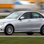 La Mercedes-Benz C-Class es conocida por su elegancia y lujo, pero al igual que otros modelos premium, puede presentar problemas graves de mantenimiento si no se cuida adecuadamente. Entre los fallos más preocupantes están los problemas con el módulo de entrega de combustible, que pueden provocar incendios, así como problemas con los airbags, que pueden no desplegarse correctamente en caso de accidente. Si no se han solucionado estos problemas de manera preventiva, comprar una C-Class usada podría resultar muy costoso.