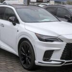 El RX demuestra que un SUV premium también puede ser extremadamente confiable. Comparte base mecánica con Toyota, lo que reduce costos y mejora disponibilidad de repuestos. Muchos propietarios reportan más de 200.000 km con mantenimiento rutinario. Ofrece confort y tecnología sin el drama mecánico típico de algunos SUV de lujo.