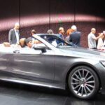 Los sedanes premium siguen siendo símbolo de estatus. Ejemplos como el Mercedes‑Benz Clase S, el BMW Serie 7 o el Audi A8 destacan por confort, tecnología y refinamiento, lo que justifica el gasto extra para muchos compradores.