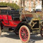 El Ford Model T revolucionó la industria al popularizar la producción en masa. Fue el auto que llevó el transporte personal a millones y hoy simboliza el nacimiento del automóvil moderno.