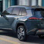 Sistema híbrido enchufable de próxima generación entrega 324 hp, con batería de gran capacidad y semiconductores de carburo de silicio para eficiencia mejorada y 150 km de autonomía eléctrica.