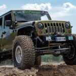 Divertido fuera de carretera, pero incómodo, ruidoso y poco confiable como primer auto. Consumo elevado y espacio limitado.