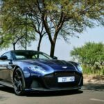 El DBS Superleggera representa la interpretación moderna del gran turismo británico llevado al extremo. Su V12 biturbo de 5.2 litros entrega más de 700 caballos, combinando brutalidad mecánica con refinamiento. A pesar de sus cifras de superdeportivo, mantiene el confort necesario para viajar, algo poco común en autos de este nivel.