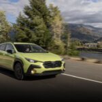 El Subaru Crosstrek lidera el ranking (#1 de 16) con precios entre 26.995 y 34.995 dólares. Ahora incorpora de serie el motor 2.5 litros bóxer de 180 CV con CVT y tracción total permanente. Su equilibrio entre confort de marcha, agilidad y capacidad fuera del asfalto gracias al sistema X-Mode lo convierten en el referente del segmento, logrando 29 mpg combinados y hasta 39 mpg en carretera. La cabina es práctica y espaciosa, y mantiene la facilidad de acceso típica de Subaru.