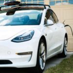 La marca llevó las actualizaciones remotas a otro nivel, permitiendo añadir funciones, corregir errores o desactivar sistemas sin pasar por el taller. Hoy es una tecnología común, pero Tesla marcó el camino y demostró su enorme utilidad en la práctica.