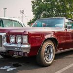 El Grand Prix fue una declaración de estilo. Grande, elegante y con una presencia imponente, combinaba confort de auto grande con una experiencia de manejo más personal. Su largo capó, interior orientado al conductor y V8 con buen par lo convierten en un gran rutero. Aún hoy se pueden encontrar buenos ejemplares sin entrar en restauraciones carísimas.