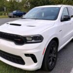 Este SUV familiar esconde un alma de muscle car. Su motor HEMI V8 y postura imponente llaman la atención en cualquier reunión, y los escapes cuádruples dejan claro que no es un SUV cualquiera.