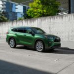 Un aspecto importante a considerar al comprar un coche es cómo retiene su valor con el tiempo. El Highlander se destaca por ser una de las opciones más fuertes en este sentido, con una tasa de retención de valor del 51,7% a los 5 años, según KBB. Esto significa que, si decides vender o cambiar tu Highlander en el futuro, no tendrás que preocuparte por una gran pérdida en su valor. Esta característica lo coloca entre los mejores SUVs de su categoría.