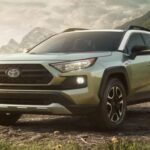 El Toyota RAV4 fue completamente rediseñado para 2026, con el híbrido como opción estándar en todos los modelos. Su motor híbrido de 2.5 litros produce 236 caballos de fuerza, ideal para conducción en carretera o rutas montañosas. Con Toyota Safety Sense 4.0 y una pantalla táctil de 10.5 pulgadas, este SUV ofrece un estilo más moderno y funcional. Las familias aventureras apreciarán su gran capacidad de remolque y el despeje del suelo, ideal para acampar o practicar deportes de invierno. Además, su amplio maletero permite transportar todo el equipo necesario para las escapadas.