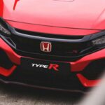 Honda ha sido durante mucho tiempo sinónimo de eficiencia y ingeniería de calidad, y sus modelos como el Civic y el Accord han marcado un estándar en cuanto a longevidad y bajo costo de mantenimiento. Los vehículos Honda son conocidos por ofrecer a los conductores un rendimiento constante durante años, sin los gastos excesivos de reparación que suelen acompañar a otras marcas. Honda es famosa por producir coches que superan los 300,000 kilómetros sin mayores inconvenientes. Si buscas un vehículo que dure, Honda es una de las mejores opciones.