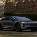 El Lucid Gravity Grand Touring es un SUV eléctrico con impresionantes 828 caballos de fuerza y un chasis bien equilibrado, pero su desempeño está empañado por problemas de software. Los propietarios reportan fallos en la conexión del llavero y otros errores informáticos que arruinan la experiencia de conducción. A pesar de ser uno de los SUV más potentes y mejor equilibrados, los errores de software hacen que la experiencia de ser propietario sea frustrante. Muchos compraron este modelo con altas expectativas, solo para verse decepcionados por un coche que no funciona correctamente en su día a día.