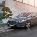 Mazda, a menudo, pasa desapercibida en las discusiones sobre fiabilidad, pero los propietarios de Mazdas de 5 a 10 años saben algo que merece más atención. La marca logra ofrecer una dinámica de conducción atractiva sin sacrificar la fiabilidad, lo cual es una combinación rara en el mercado actual.

Mientras que otros fabricantes persiguen tecnologías llamativas y trenes motrices complicados, Mazda se mantiene fiel a los fundamentos bien diseñados que realmente funcionan a largo plazo. Sus motores y transmisiones Skyactiv se han probado como auténticos caballos de batalla que siguen funcionando con mínimos problemas.

Si deseas un coche que sea divertido de conducir y que no te deje tirado, Mazda merece una consideración seria.