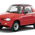 El Suzuki X-90 mezcló demasiados conceptos incompatibles: descapotable, todoterreno, dos plazas y chasis de largueros. El resultado fue un coche incómodo, poco práctico y con solo 95 CV. Fue duramente criticado y desapareció tras apenas tres años en el mercado.