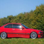 El BMW M3 E36 fue el referente de las berlinas deportivas. Su seis cilindros atmosférico y su robusta caja manual Getrag ofrecían un equilibrio perfecto entre precisión y resistencia. No era el cambio más corto, pero sí uno de los más honestos y satisfactorios para conducción deportiva.