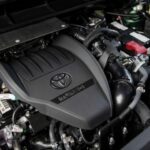 Desde 2023, Toyota eliminó el V6 y lo reemplazó por un cuatro cilindros turbo de 265 hp. La alternativa híbrida combina un 2.5 atmosférico con motores eléctricos para un total de 243 hp. Aunque tiene menos potencia, compensa con mejor respuesta inicial y un consumo muy bajo: alrededor de 36 mpg combinados, muy por encima de la versión naftera.