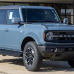 Ford ha mantenido su lugar como el segundo fabricante más popular de EE. UU., con 2,2 millones de unidades vendidas en 2025, gracias a la destacada Ford Serie F, que vendió 829.000 unidades. Este vehículo ha sido el más vendido en Estados Unidos durante 44 años consecutivos, destacándose por su capacidad de remolque y su fiabilidad. El Ford Bronco, por su parte, ha visto un aumento del 34%, con 146.000 unidades vendidas, consolidándose como un modelo todoterreno que está ganando terreno a su principal competidor, el Jeep Wrangler.