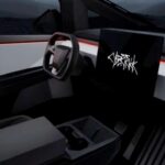 El Tesla Cybertruck ha revolucionado el concepto de las camionetas pickup al incorporar tecnologías propias de los autos eléctricos de Tesla. Con una pantalla táctil central de 18.5 pulgadas, reconocimiento de voz y cargador inalámbrico, el Cybertruck ofrece una experiencia futurista. La integración de la tecnología Autopilot permite conducción semiautónoma, con funciones como el cambio de carril automático, control de señales de tráfico y estacionamiento autónomo. Tesla lleva la tecnología al siguiente nivel con cámaras externas y sensores ultrasónicos para ofrecer un sistema de conducción autónoma de nivel 2.
