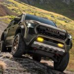 Si buscas una camioneta pickup confiable, la Toyota Tacoma 2026 es una de las mejores opciones. Con una impresionante capacidad de carga útil de 1200 libras y la posibilidad de remolcar hasta 6400 libras, la Tacoma es ideal tanto para uso diario como para aventuras off-road. Equipado con un motor turboalimentado de 4 cilindros, este modelo también destaca por su fiabilidad en terrenos difíciles, como lo evidenció Consumer Reports en sus pruebas de manejo. La Tacoma ofrece una garantía extendida de cinco años o 96,000 kilómetros, lo que da confianza a los compradores que buscan una camioneta durable y confiable.