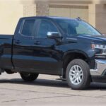 La Chevrolet Silverado 1500 es otro ejemplo de una camioneta de tamaño completo que ha sido diseñada para durar. Con motores V8 de bloque pequeño y marcos robustos, muchas Silverado 1500 han superado las 200,000 millas en condiciones de uso tanto personal como profesional. A pesar de que Chevrolet pone más énfasis en las características actuales y los modelos nuevos, la longevidad de la Silverado sigue siendo uno de sus puntos fuertes.

Lo que distingue a la Silverado es su facilidad de reparación y la disponibilidad de piezas de repuesto, lo que facilita la manutención a lo largo del tiempo. Los propietarios que buscan una camioneta que pueda superar los desafíos del día a día sin fallar en el camino consideran a la Silverado como una opción confiable y asequible.
