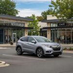 El Honda HR-V es un SUV pequeño con la reputación de fiabilidad que caracteriza a Honda. Uno de sus mayores atractivos es su Magic Seat, que permite una gran versatilidad en el interior, facilitando la carga de objetos grandes o irregulares. A pesar de ser un modelo pequeño, el HR-V ofrece buen espacio para los pasajeros y un manejo cómodo, lo que lo convierte en una excelente opción para familias. Aunque su potencia es algo limitada en comparación con otros competidores, sigue siendo una opción muy equilibrada para quienes buscan un SUV práctico y confiable.