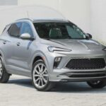 El Buick Encore GX 2025 logra una destacada puntuación de 90/100 en calidad y fiabilidad, posicionándose como uno de los SUV pequeños mejor valorados del mercado. Disponible con motores turbo de 1.2 y 1.3 litros, prioriza suavidad y bajo nivel de ruido en marcha, cualidad poco habitual en su categoría. Buick ha sabido ocupar un espacio intermedio entre Chevrolet y Cadillac, ofreciendo un interior bien rematado y una experiencia refinada sin disparar el precio, algo que lo diferencia claramente dentro del grupo General Motors.