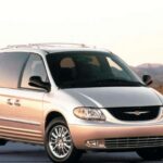 El desarrollo de su esperado crossover eléctrico, conocido internamente como proyecto C6X, quedó congelado indefinidamente, enviando un mensaje preocupante en plena transición hacia la electrificación. En un momento en el que la industria acelera hacia plataformas eléctricas y software avanzado, la parálisis estratégica sitúa a Chrysler como un actor rezagado. Mientras competidores invierten miles de millones en nuevas arquitecturas y baterías, la marca proyecta una imagen de estancamiento impropia de una compañía que alguna vez fue sinónimo de innovación americana.