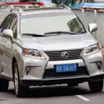 El Lexus RX combina la elegancia de un SUV de lujo con una durabilidad impresionante. Aunque la calidad de su interior y su conducción suave ya son atractivas, lo que realmente destaca de este modelo es su resistencia a largo plazo. Con un mantenimiento adecuado, muchos modelos RX superan los 250,000 kilómetros sin necesidad de reparaciones mayores. Esta capacidad de mantenerse en funcionamiento durante años hace del RX una excelente opción para quienes buscan un SUV de lujo confiable, incluso en el mercado de autos usados.
