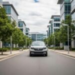 El Honda Ridgeline es otra camioneta que desafía las convenciones. Con una carrocería unibody, se comporta más como un SUV en la carretera, pero tiene la funcionalidad de una camioneta en términos de carga y espacio. La comodidad que ofrece a los conductores y pasajeros es innegable, pero algunos cuestionan si su estructura y características de conducción lo hacen lo suficientemente resistente para trabajos pesados.

A pesar de estos dilemas, el Ridgeline sigue siendo popular entre aquellos que buscan un vehículo cómodo y funcional que pueda lidiar con los trabajos ligeros sin sacrificar el confort.