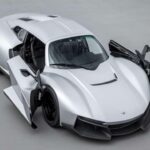 El Rezvani Beast Alpha es una creación de diseño minimalista y futurista que parece salida de una película de ciencia ficción. Solo existen cinco unidades de este vehículo en el mundo, lo que lo convierte en una rareza que sorprende incluso a los coleccionistas más experimentados. A pesar de su apariencia algo artificial, el Beast Alpha es completamente real y ofrece un motor turboalimentado Acura K24, alcanzando los 100 km/h en solo 3.2 segundos. Su velocidad máxima es de 280 km/h, lo que lo convierte en una máquina impresionante, tanto en diseño como en rendimiento.