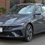 En los últimos años, el Hyundai Elantra ha experimentado una transformación importante. Con un diseño elegante, un interior bien equipado y una excelente economía de combustible, este compacto se ha ganado su lugar entre los mejores del mercado. Aunque no tiene el volumen de ventas de modelos como el Civic o Corolla, el Elantra ofrece una excelente relación calidad-precio que lo pone a la par de los competidores más establecidos. Su manejo ágil y sus características de tecnología avanzada hacen que este modelo destaque entre los autos económicos.