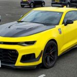 El Chevrolet Camaro ZL1 1LE Track Package de 2018 es la muestra perfecta de la dedicación de Chevrolet a la performance. Equipado con un motor V8 sobrealimentado de 650 caballos de fuerza, este Camaro estaba diseñado para la pista, con suspensión ajustable y componentes ligeros que lo hacían un competidor formidable. Su apariencia agresiva y capacidades centradas en la pista lo han convertido en un modelo muy apreciado por los coleccionistas, lo que ha elevado su precio en el mercado, haciéndolo uno de los Camaros más caros de la actualidad.