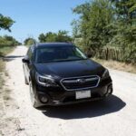 El Subaru Crosstrek mantiene su fórmula de tracción total de serie, buena altura libre y comportamiento seguro fuera del asfalto. No busca impresionar por lujo, sino por robustez y confianza en condiciones difíciles.