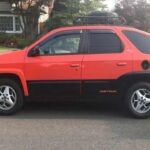El Pontiac Aztek, lanzado en 2001, es uno de esos coches que dejó a todos con la boca abierta, pero no por las razones que la marca esperaba. Con su diseño poco atractivo y sus materiales baratos, el Aztek rápidamente se convirtió en el blanco de bromas y críticas. Sin embargo, el mayor problema no fue solo su apariencia, sino la mala calidad de construcción y los continuos problemas mecánicos que sufría, lo que lo convirtió en uno de los coches más poco fiables de los 2000s.