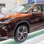 El Lexus RX 350 2015 es una opción atractiva si buscas un SUV usado con una fiabilidad sobresaliente, con una calificación de fiabilidad de 90 sobre 100. Por alrededor de $14,000, puedes obtener un SUV de lujo que destaca por su confort y suavidad al conducir. Aunque su economía de combustible no es la mejor (aproximadamente 18 mpg en ciudad), su transmisión suave y sus características de confort hacen que el RX 350 sea muy apreciado por los conductores. Este modelo también tiene una excelente retención de valor, lo que lo convierte en una inversión inteligente. Si buscas un SUV de lujo usado que combine fiabilidad con comodidad, el RX 350 es una opción que vale la pena considerar.