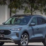 El Ford Escape Hybrid 2025 ha sido durante mucho tiempo considerado una excelente opción para las familias, pero este año ha sufrido una caída significativa en su fiabilidad, obteniendo solo 21 puntos de 100 en las evaluaciones de Consumer Reports. Los propietarios han reportado transiciones bruscas entre el motor a gasolina y el eléctrico, lo que afecta negativamente la experiencia de conducción. Además, los problemas con las baterías híbridas pueden resultar en reparaciones costosas una vez que finalice la garantía. Estos defectos han arruinado lo que podría haber sido una opción popular y confiable en el mercado de los SUV híbridos.