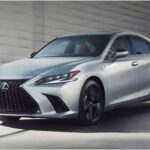 El Lexus ES es básicamente un Camry vestido de lujo. Comparte muchos de los componentes mecánicos con el Camry, pero con toques adicionales de lujo, como aislamiento acústico y detalles de alta gama. La versión híbrida es especialmente impresionante, ya que su sistema de frenos regenerativos extiende significativamente la vida útil de los frenos.

El Lexus ES ha ganado una reputación por su durabilidad, y muchos modelos de principios de la década de 2010 aún siguen en la carretera, luciendo y conduciendo como si tuvieran la mitad de su edad. Es una excelente opción para quienes buscan un sedán cómodo y lujoso sin comprometer la fiabilidad.