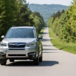 El Subaru Forester destaca por su tracción total y su capacidad para terrenos irregulares. Es ideal para quienes buscan seguridad y estabilidad en todo tipo de caminos. En entornos urbanos o terrenos planos, su capacidad todo terreno puede sentirse excesiva, y el consumo de combustible genera algunas dudas, pero ofrece confianza y practicidad.