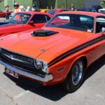 El Dodge Challenger Hemi R/T 1971 envolvía el 426 Hemi en la carrocería E-body. Con unas 70–75 unidades producidas, podía lograr cuartos de milla en los bajos 13 segundos. A partir de 1972, los motores se detunearon y las normas de emisiones redujeron su rendimiento, marcando el fin del verdadero muscle Mopar de calle.